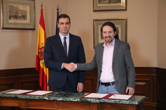 Pedro Sánchez and Pablo Iglesias signed a coalition government agreement (by Roger Pi de Cabanyes)